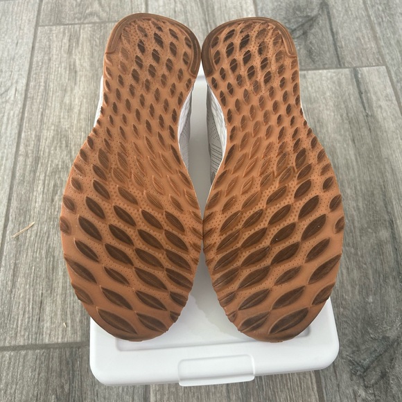 🩶🫶🏽 Almost new! New Balance Fresh Foam Sneakers Size10 Gray 🩶 👟 - Picture 7 of 8